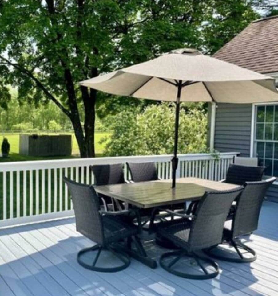 Deck with outdoor dining