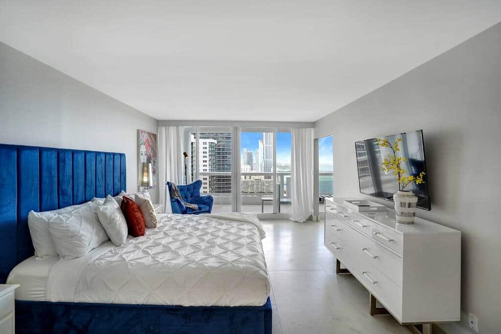 Master bedroom suite, king bed, Roku tv, balcony access, private bathroom, washer/dryer