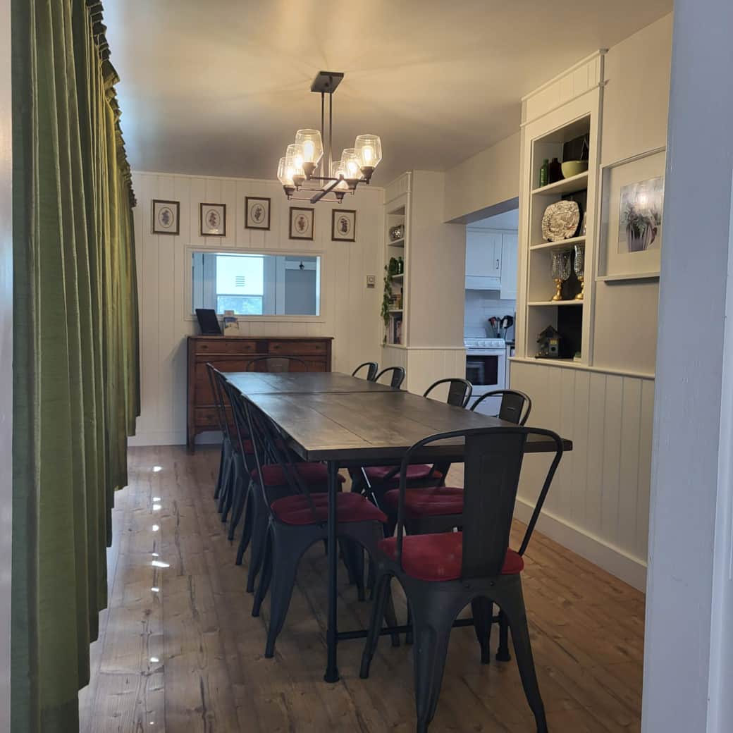 South facing dining room just off the kitchen South facing dining room just off the kitchen
