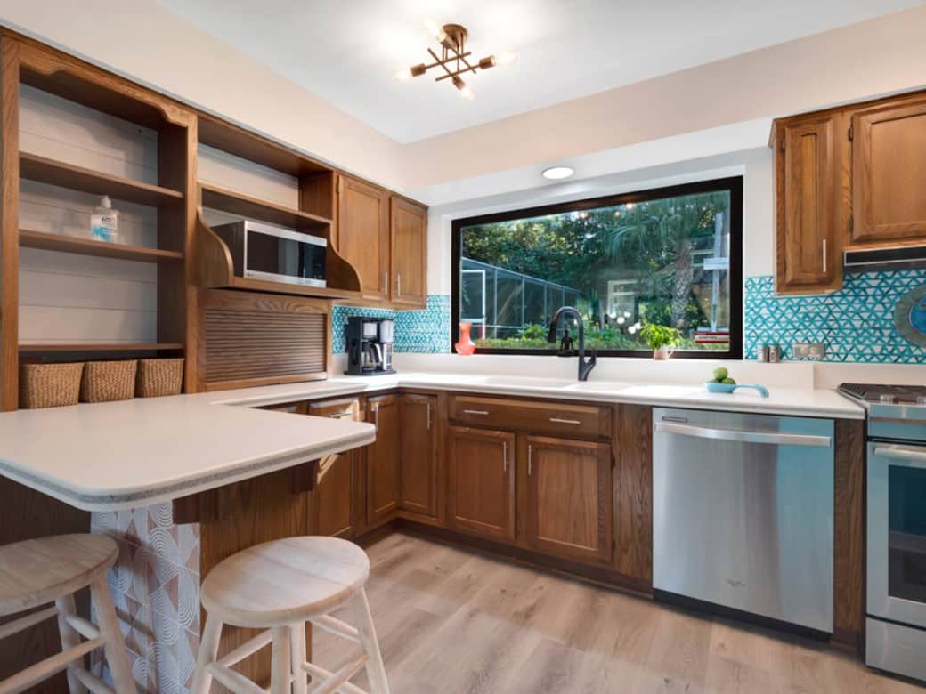 Kitchen has great natural light and high end appliances. Kitchen has great natural light and high end appliances.