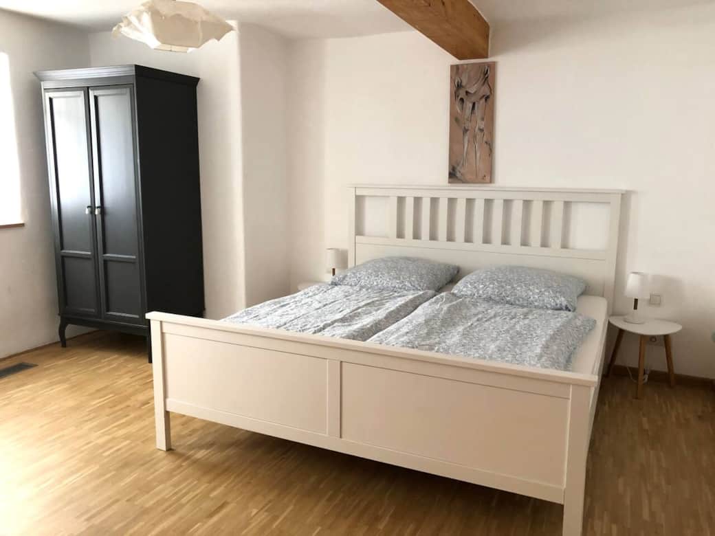 Barrierefreies Schlafzimmer mit Schrank und TV. 
