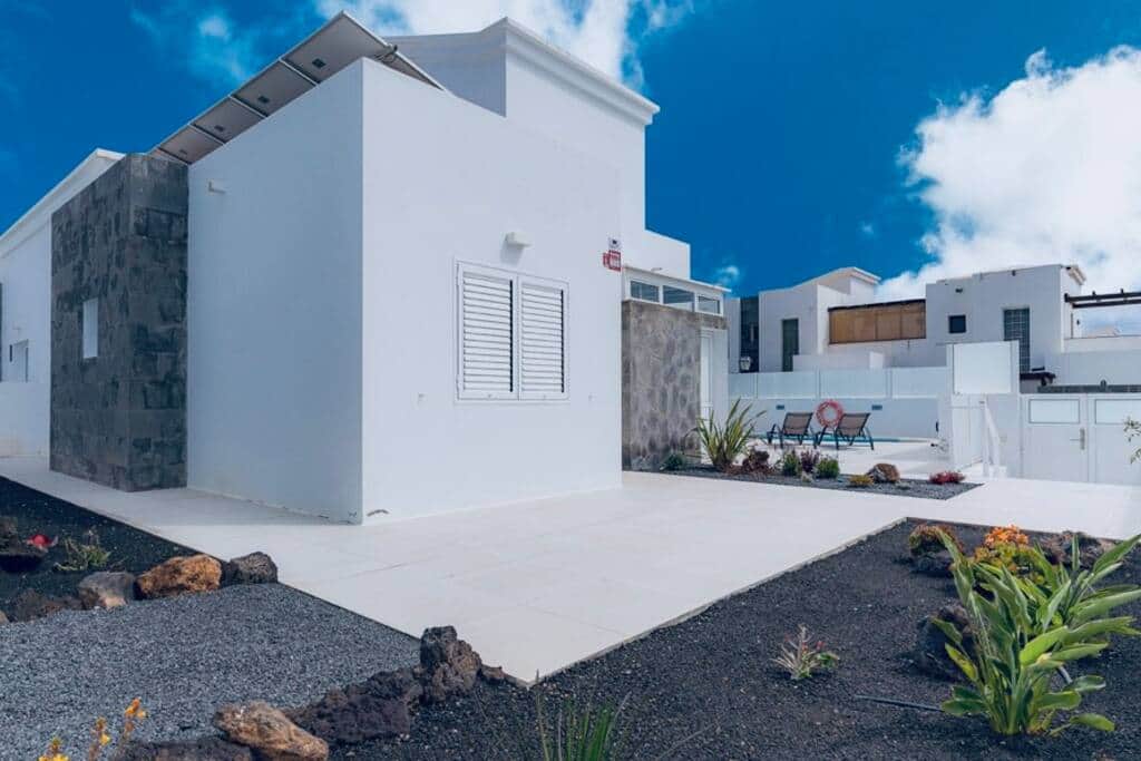 fachada, jardín, piscina