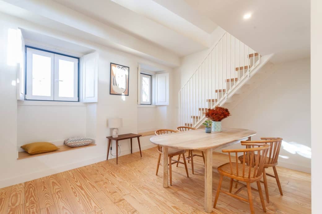 Dining area with striking views over a lovely part of historic Lisbon.
The living space is divided into 3 distinct areas: 
- the kitchen / dinning area
- the mezzanine, functions both as a second bedroom and lounge area
- the rooftop terrace

