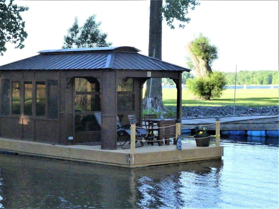 Aloberge 6 (SaintPauldel'ÎleAuxNoix) Cabin in SaintPauldel