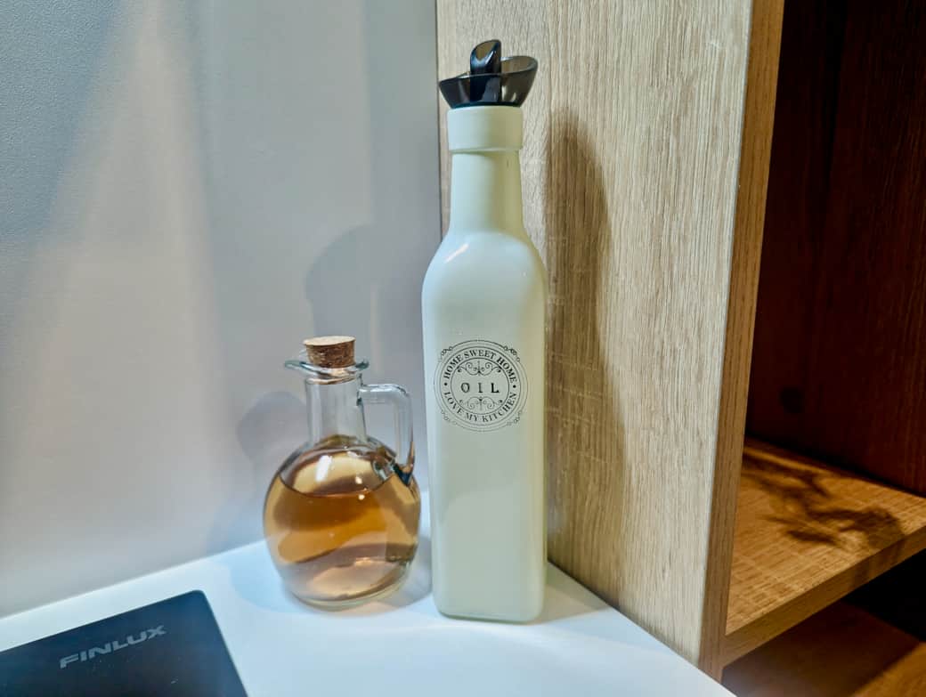 Free ready-to-use cooking kit, with oil, vinegar, salt and pepper