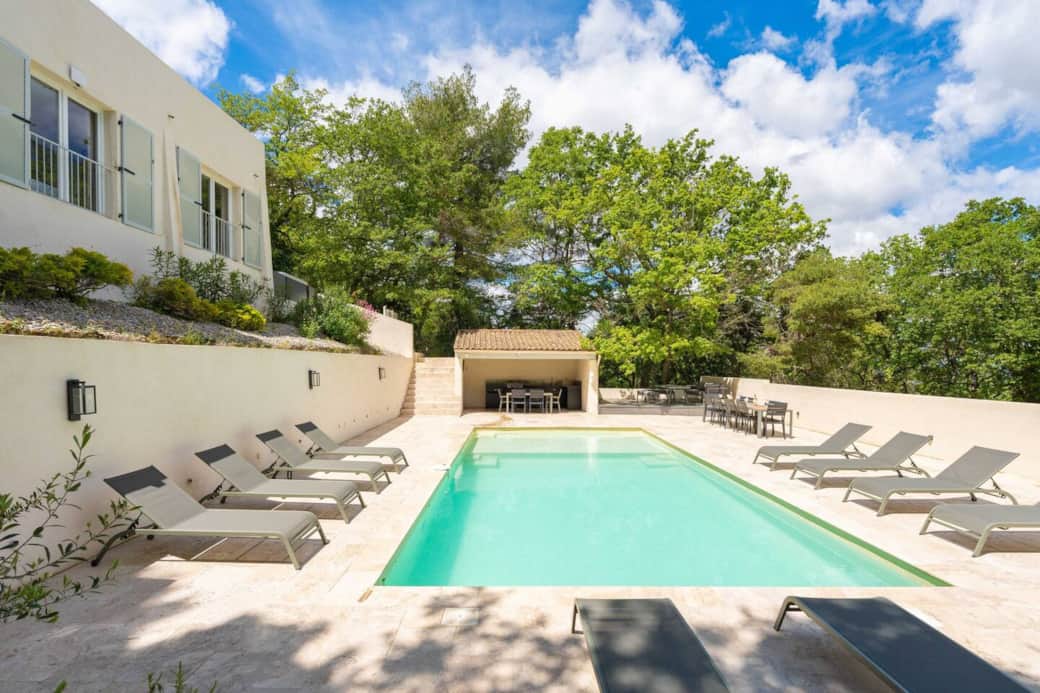 Piscine traitée au sel de 11m sur 5 m avec plage immergée pour les plus petits. Piscine traitée au sel de 11m sur 5 m avec plage immergée pour les plus petits.