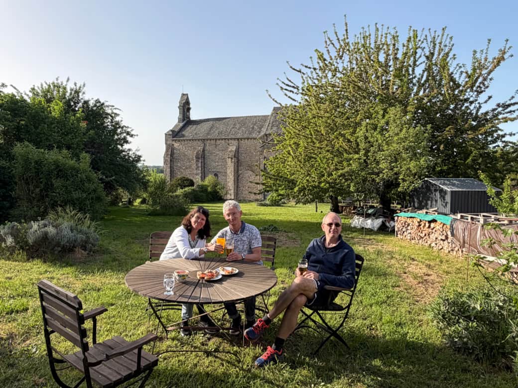 Jardin avec arbres fruitiers donnant sur notre belle abbatiale