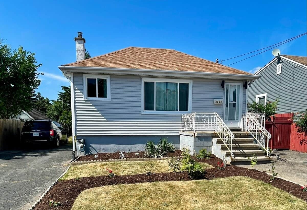 [Exterior] ★ "If you’re looking for a top-notch Airbnb experience, walking distance to the falls and to the Clifton Hill area attractions, restaurants and more, this is the place to book."