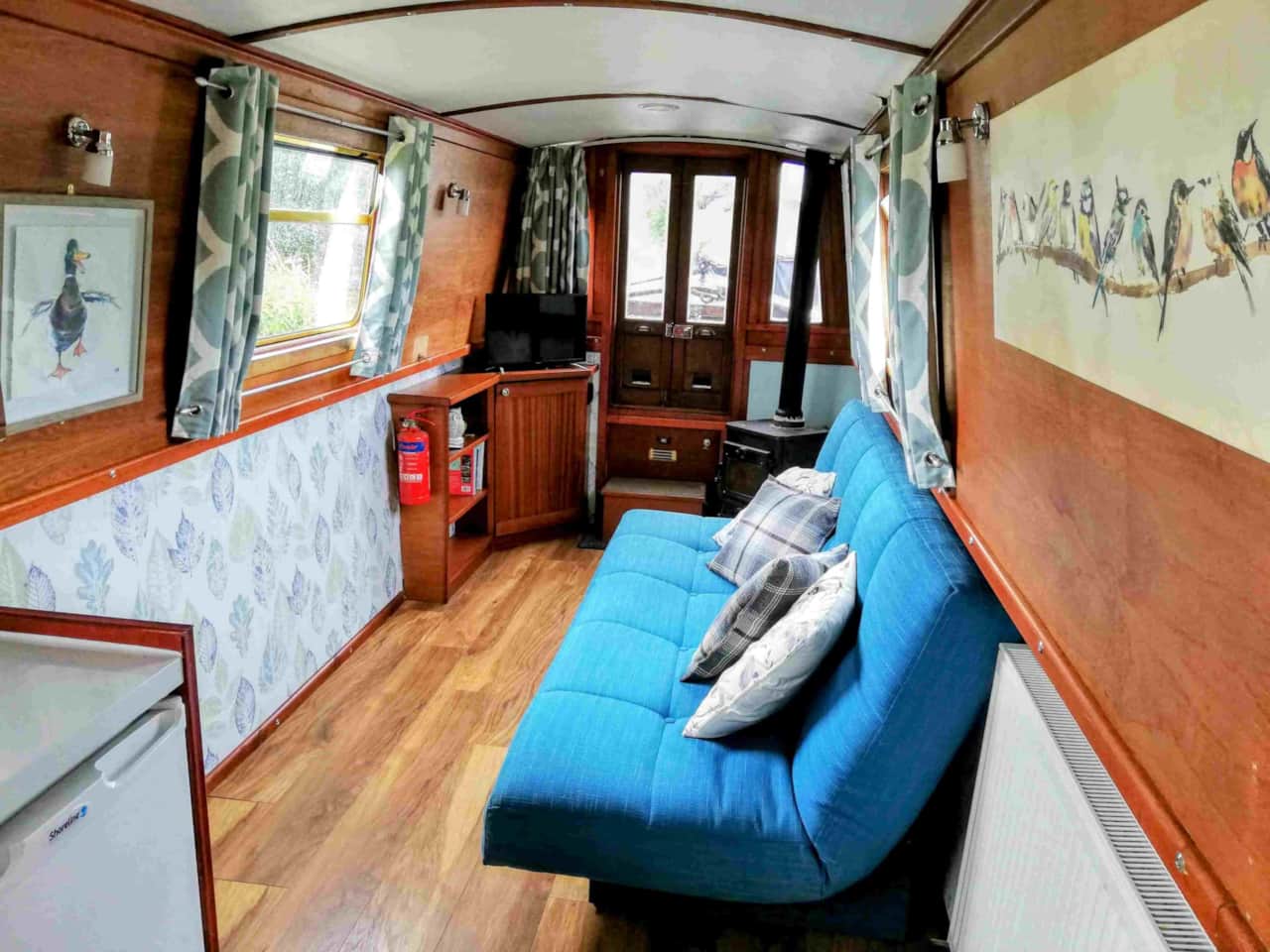 Narrow Escape lounge with blue sofabed