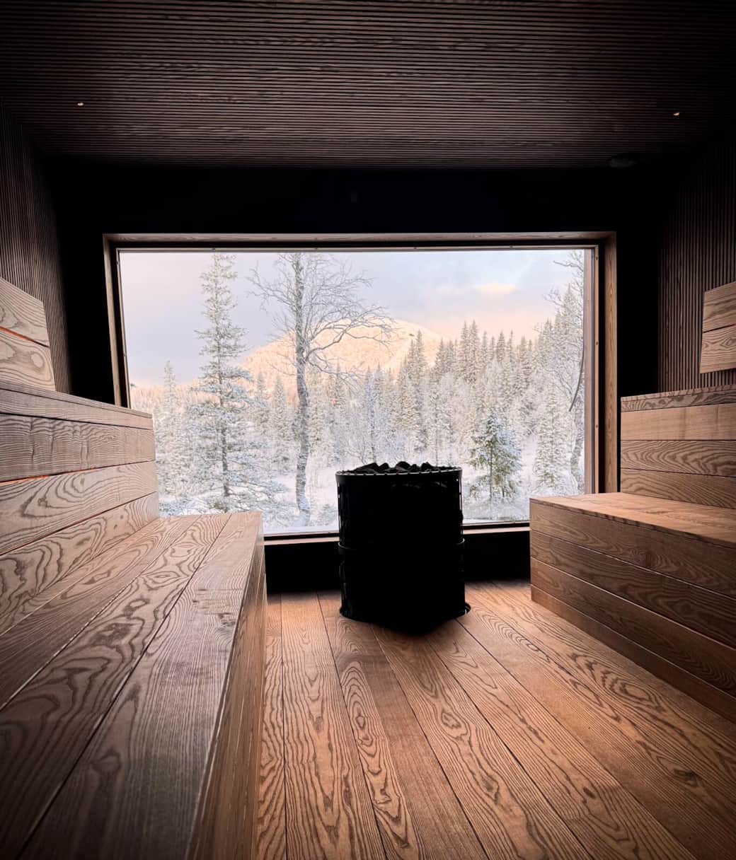 Privat bastu  med genomtänkt design och exklusiva material – en självklar plats för återhämtning.