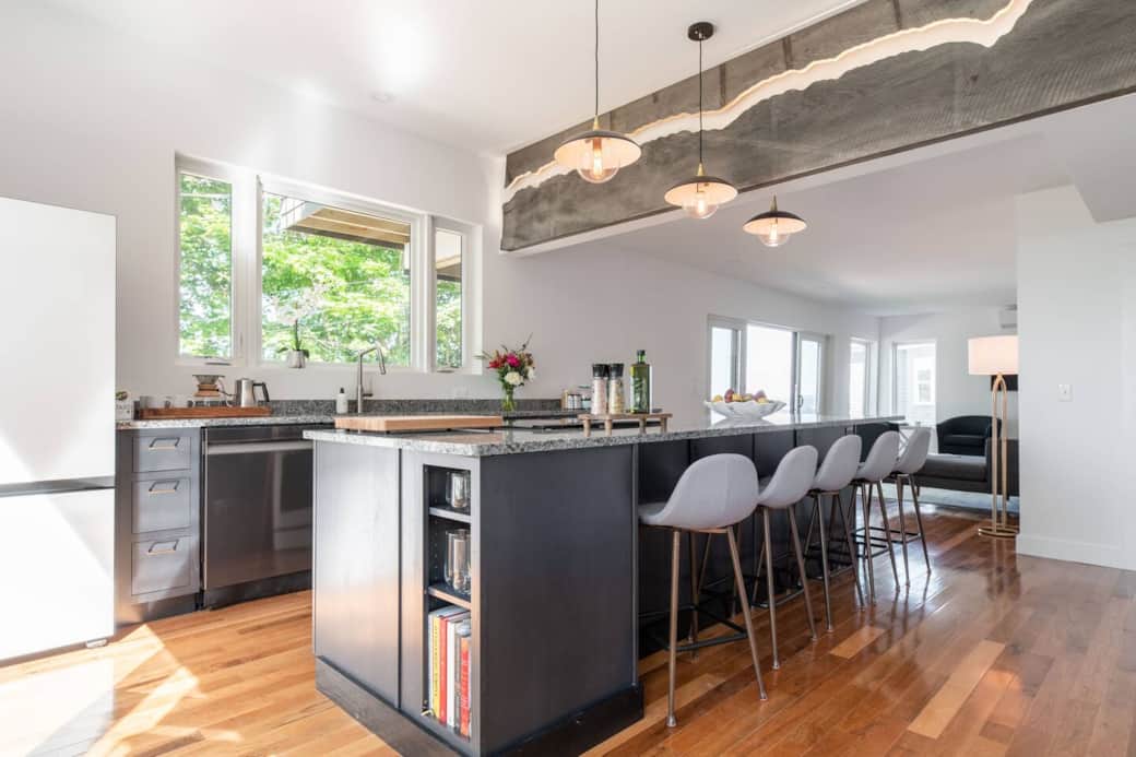 Fully stocked kitchen with seating for 6, perfect for family dining! In addition to the breathtaking views, the kitchen also contains some truly unique lighting!