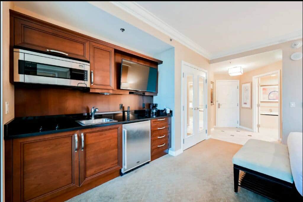 Kitchenette and Entry