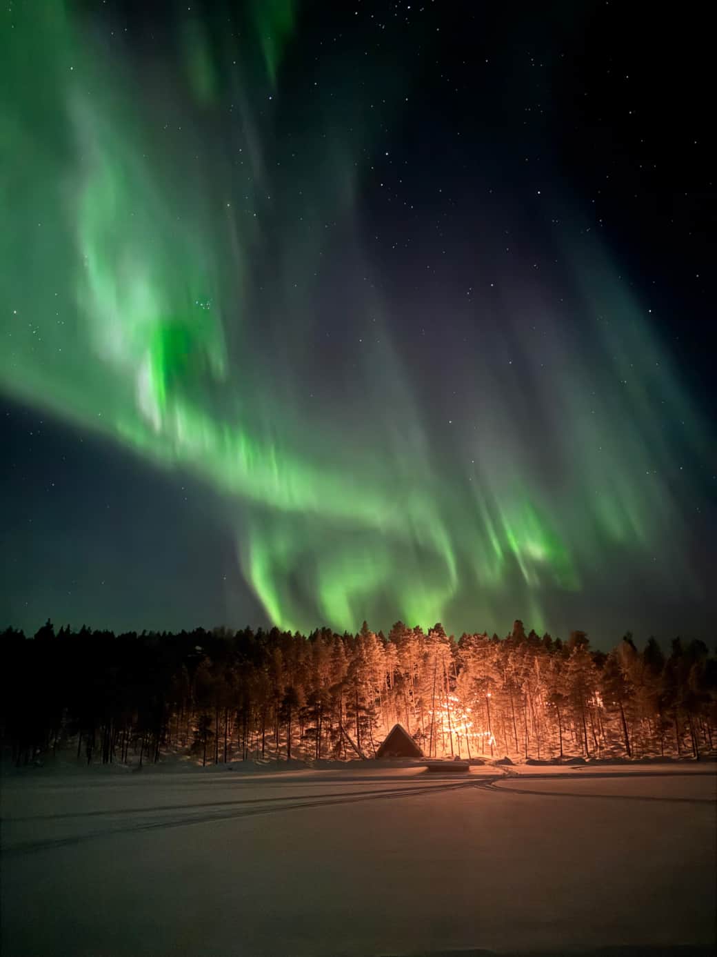 Nordlichter über der Lodge