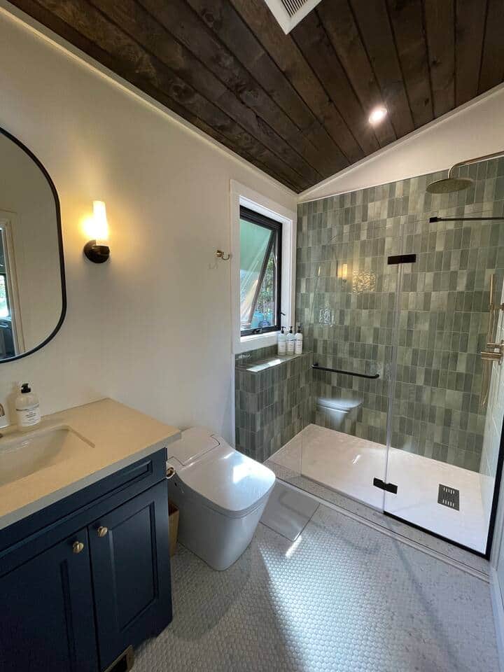 Full, spacious bathroom