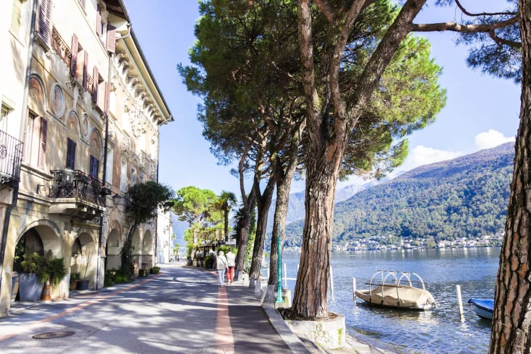 The flat is lakefront and located in the main street of Morcote opposite the ferry station.
Numerous restaurants and shops within walking distance. The flat is lakefront and located in the main street of Morcote opposite the ferry station.
Numerous restaurants and shops within walking distance.