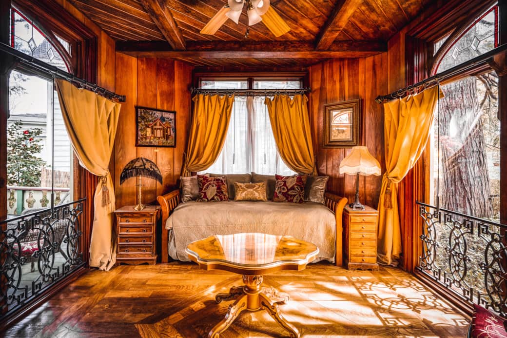 Downstairs Second Bedroom With Flexible King/Twin Daybed