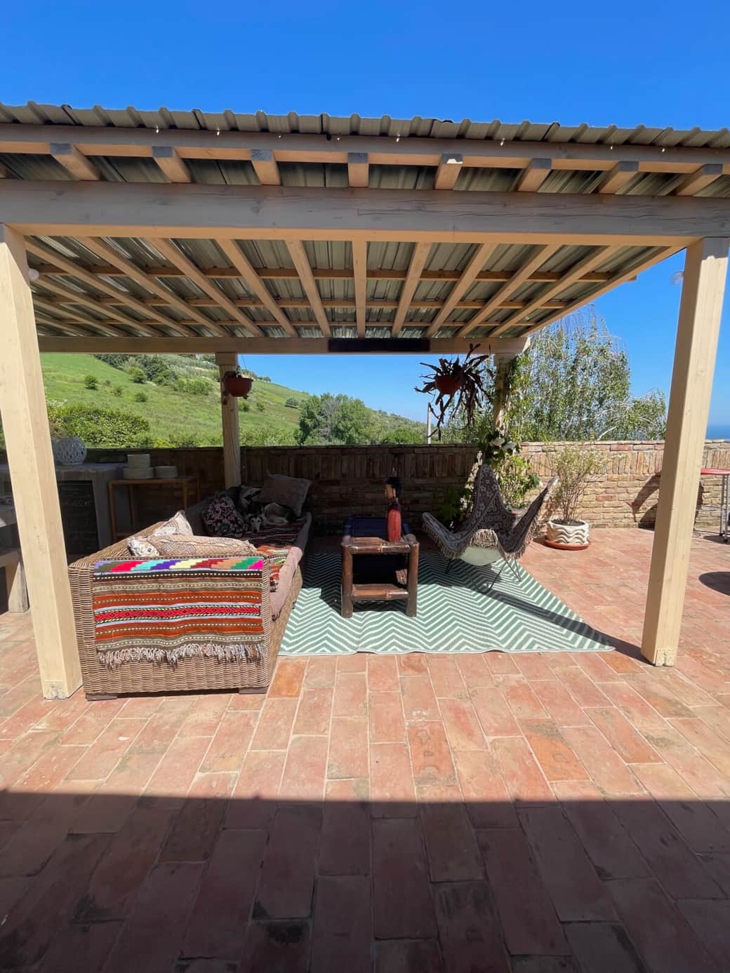 area relax sul terrazzo dove danno le stanze disponibili per gli ospiti