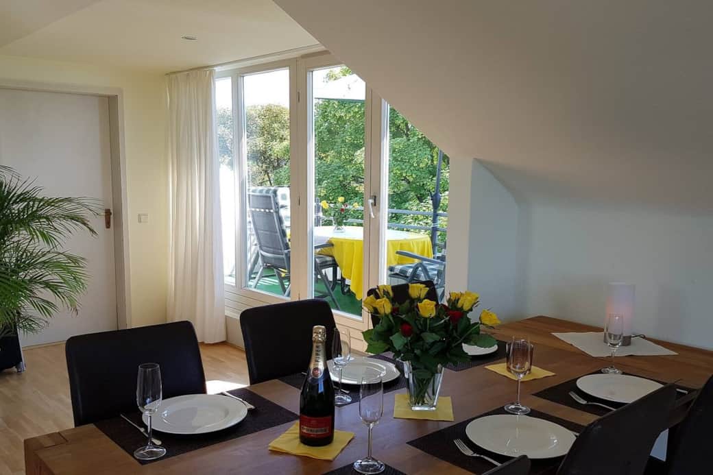 Platz für alle: Ausziehtisch für besondere Anlässe. ARISTA Ferienwohnung Friedrichshafen