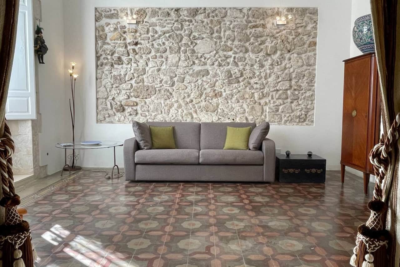 Nel Soggiorno, ampio e luminoso, un comodo e accogliente divano-letto per un perfetto relax.