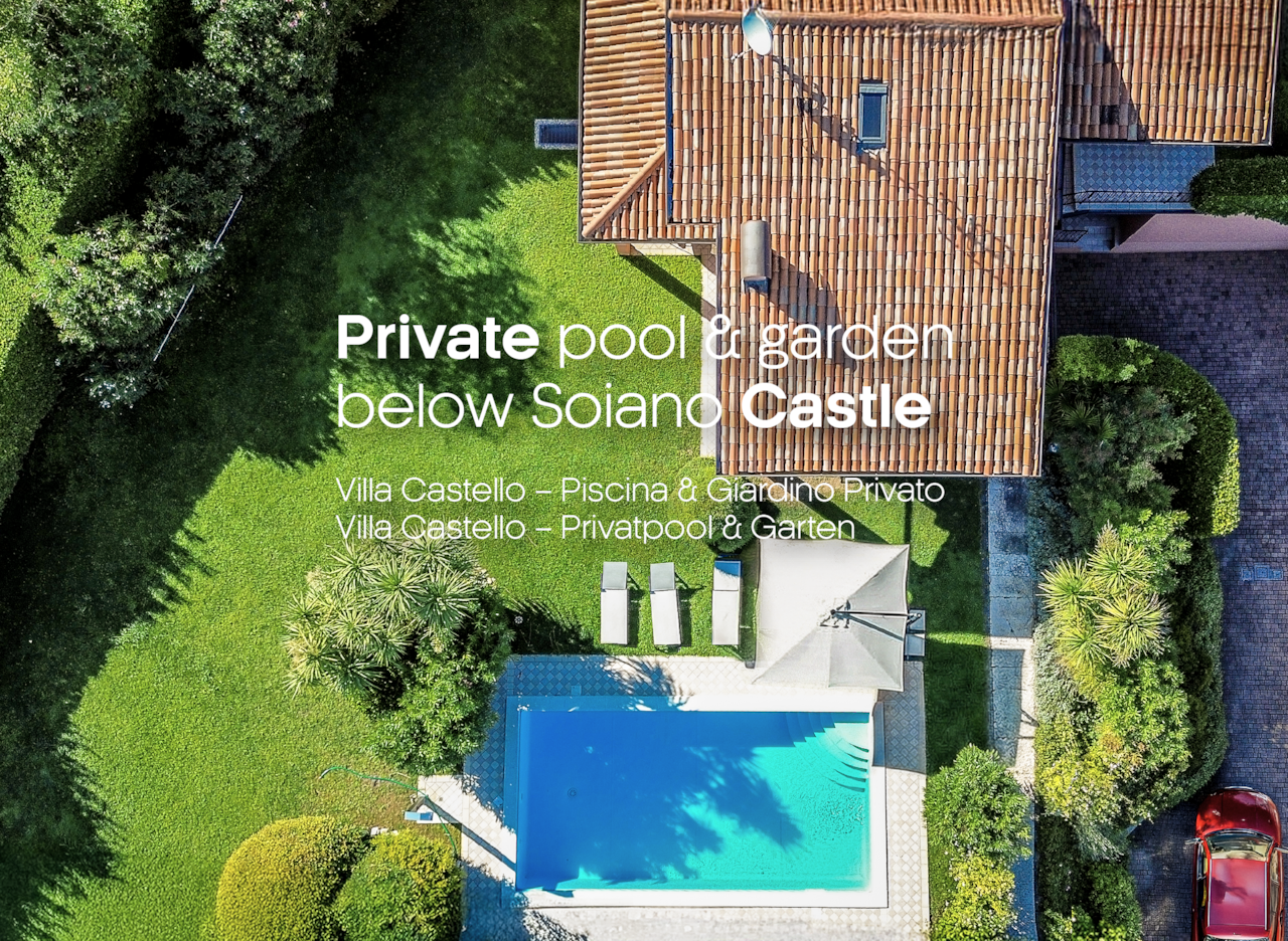 Privater Garten mit Sonnenliegen, Sonnenschirm und direktem Zugang zum Wohnbereich.