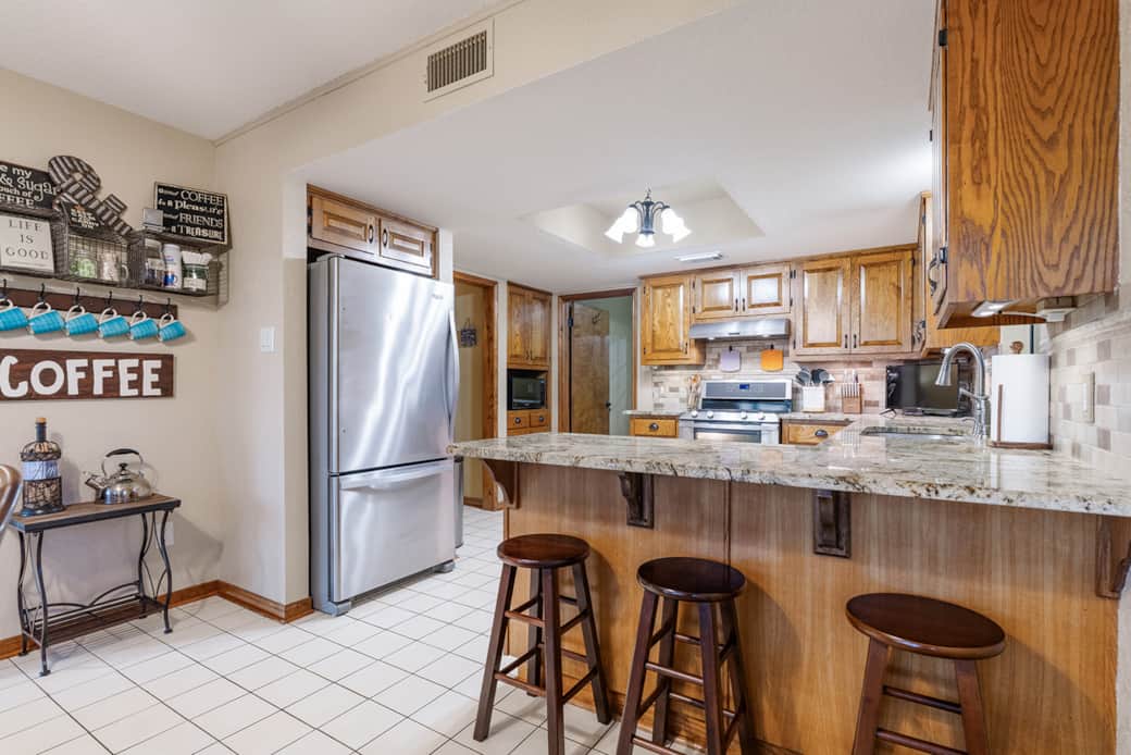 Breakfast Bar w/ Stools Breakfast Bar w/ Stools
