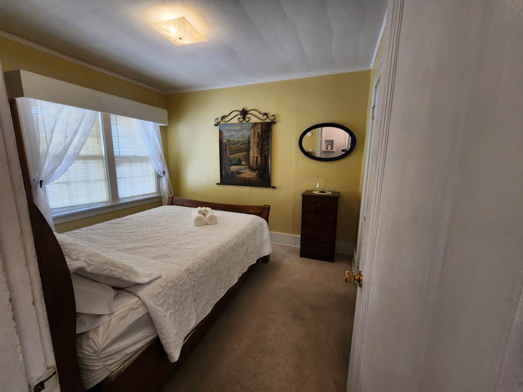 Bedroom 2 - Queen Bed Bedroom 2 - Queen Bed