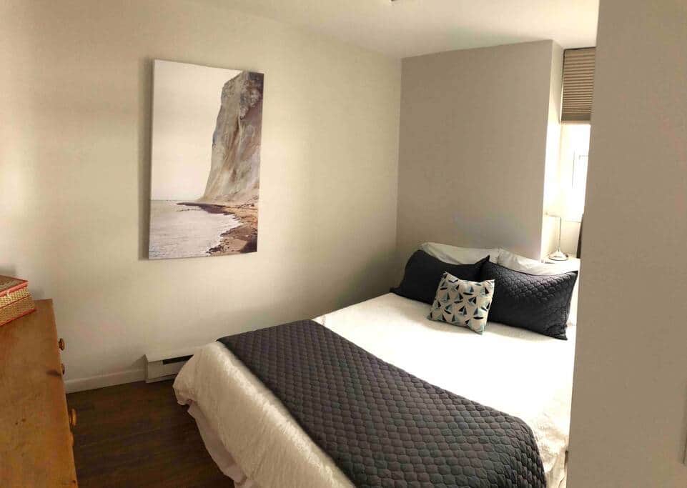 Seaside Nook with deck overhanging the ocean Apartment in Chéticamp