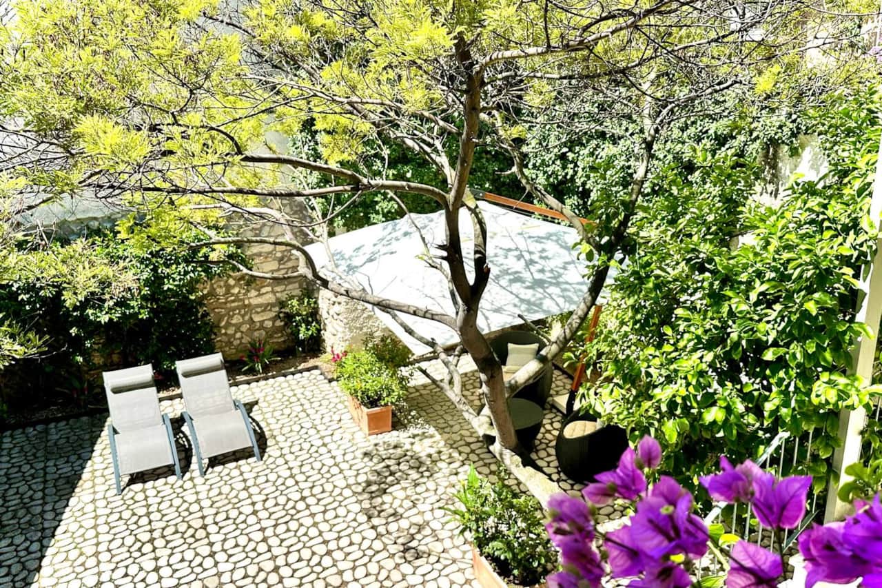 Borgo dei Sogni - Courtyard with lounge area