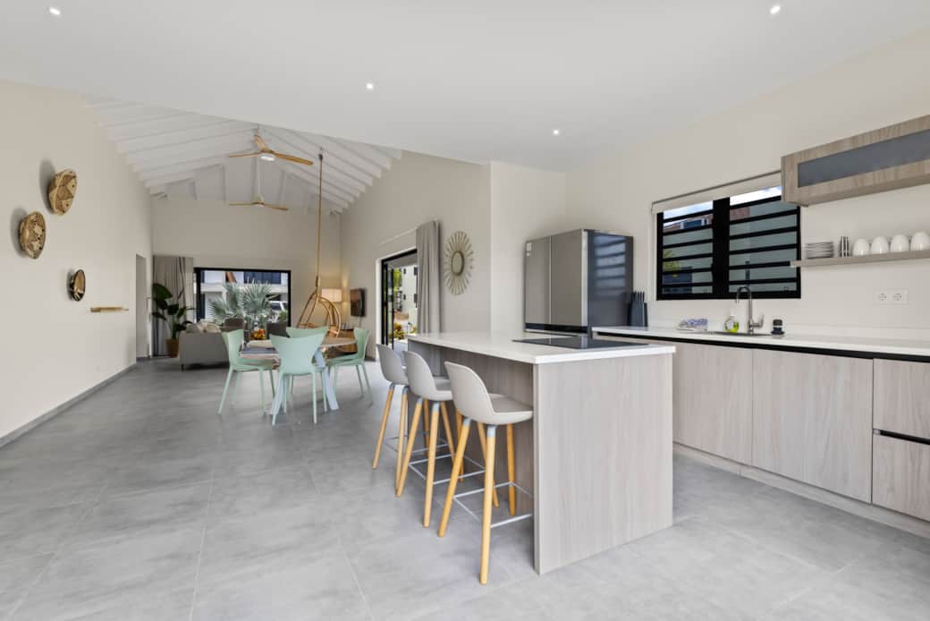 Kitchen and bar 1