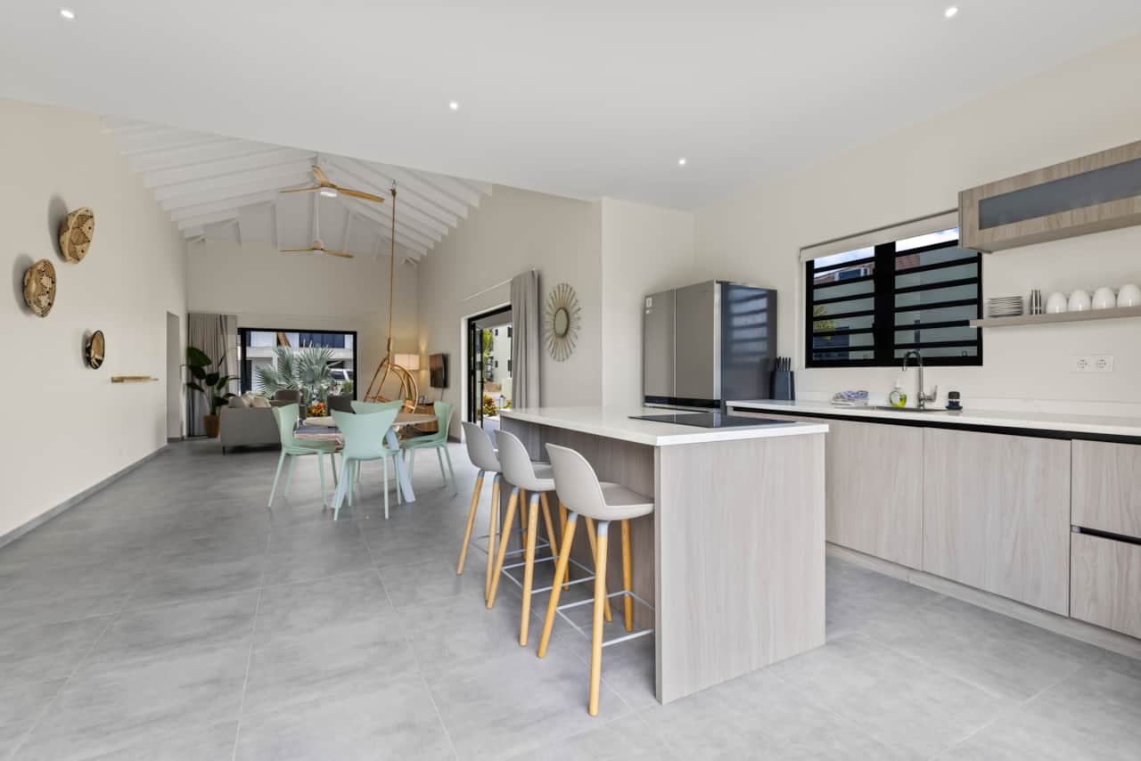 Kitchen and bar 1