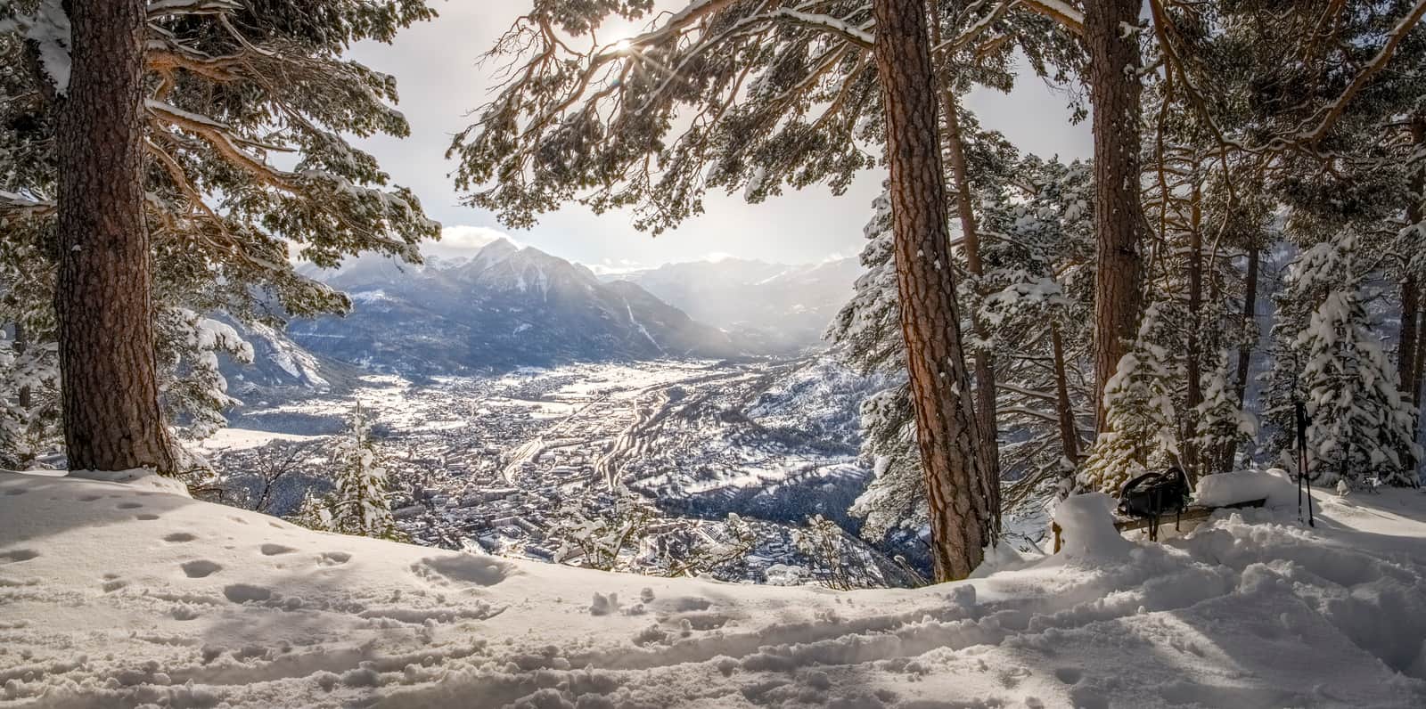 Vue depuis la forêt de Pramorel sur la vallée de Briançon en hiver, Serre Chevalier Vallée