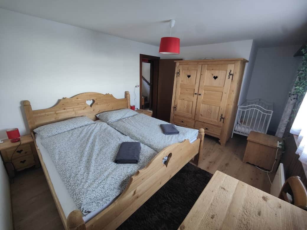 Chambre A 2ème étage avec lit bébé et balcon vue montagne