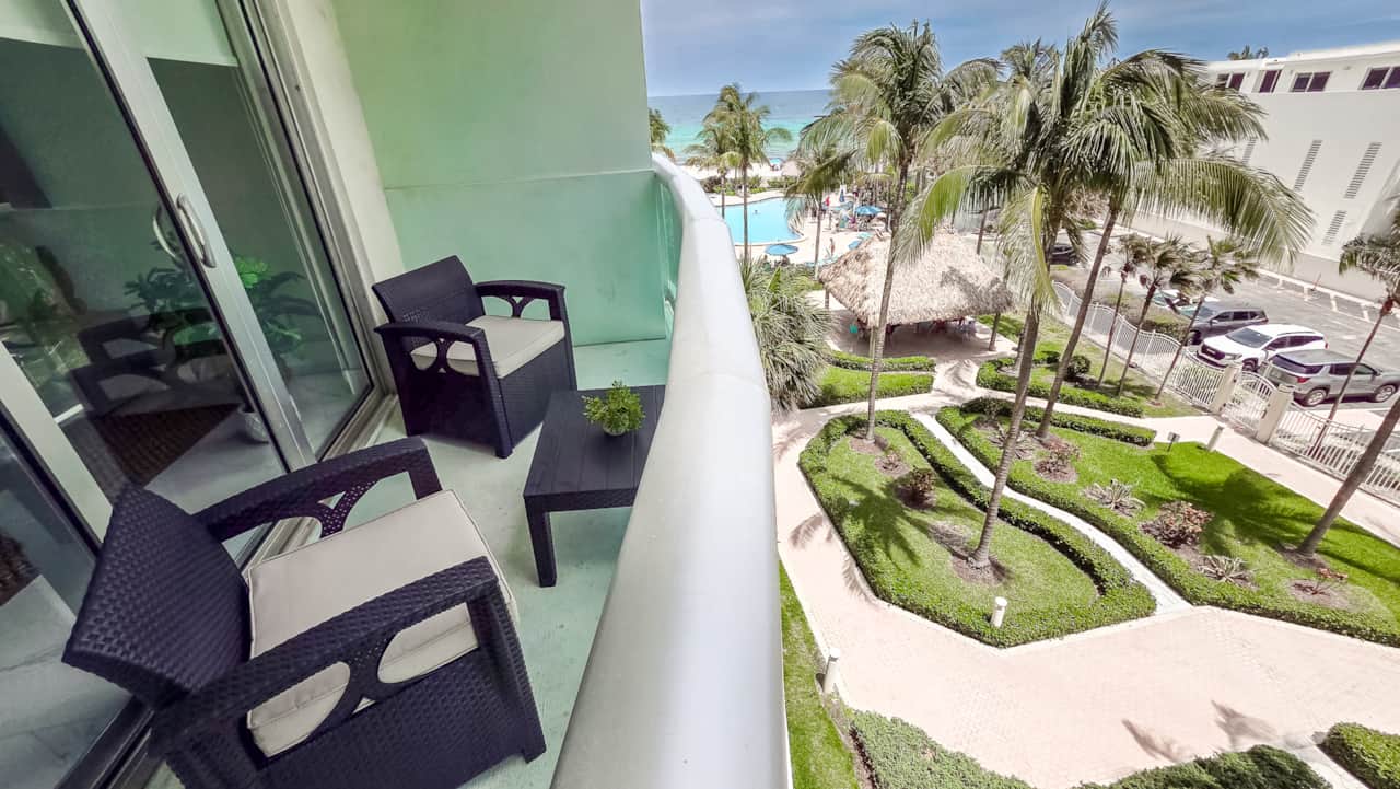 Balcón con vista a la piscina