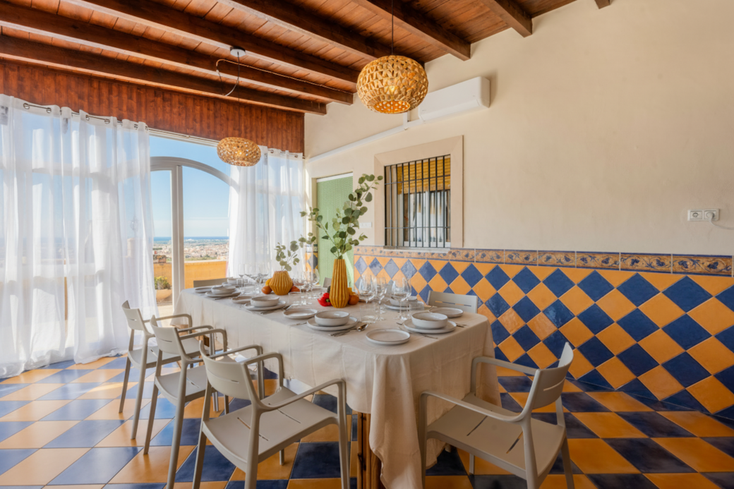 Firefly_Gemini Flash_Eliminar la planta junto a la cortina 320948