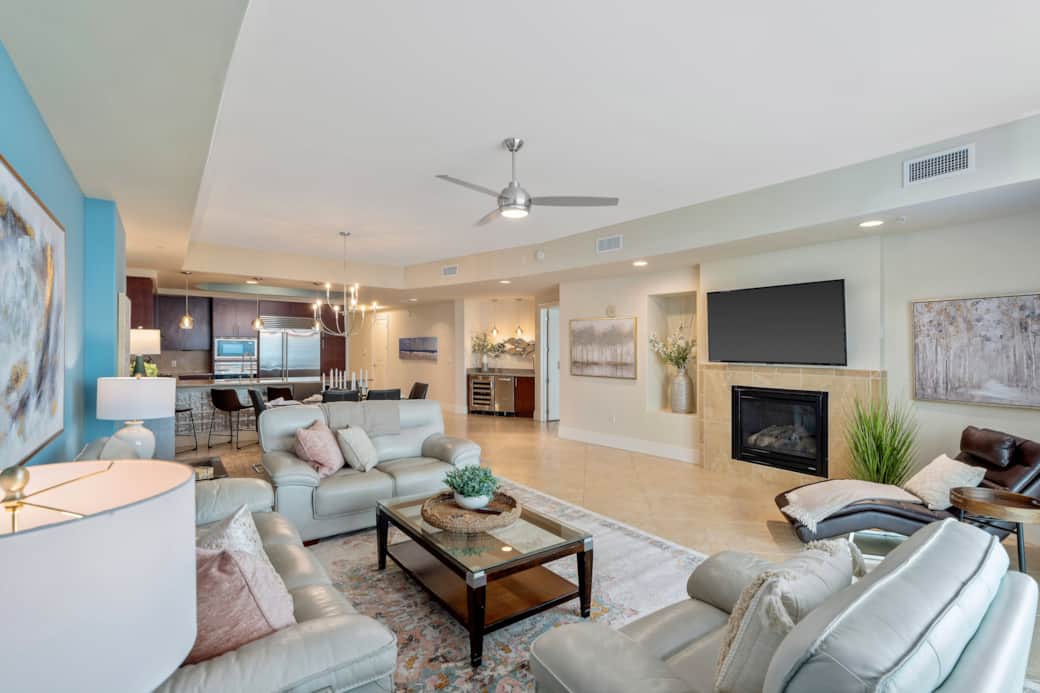 Living room - Comfy elegant leather furniture