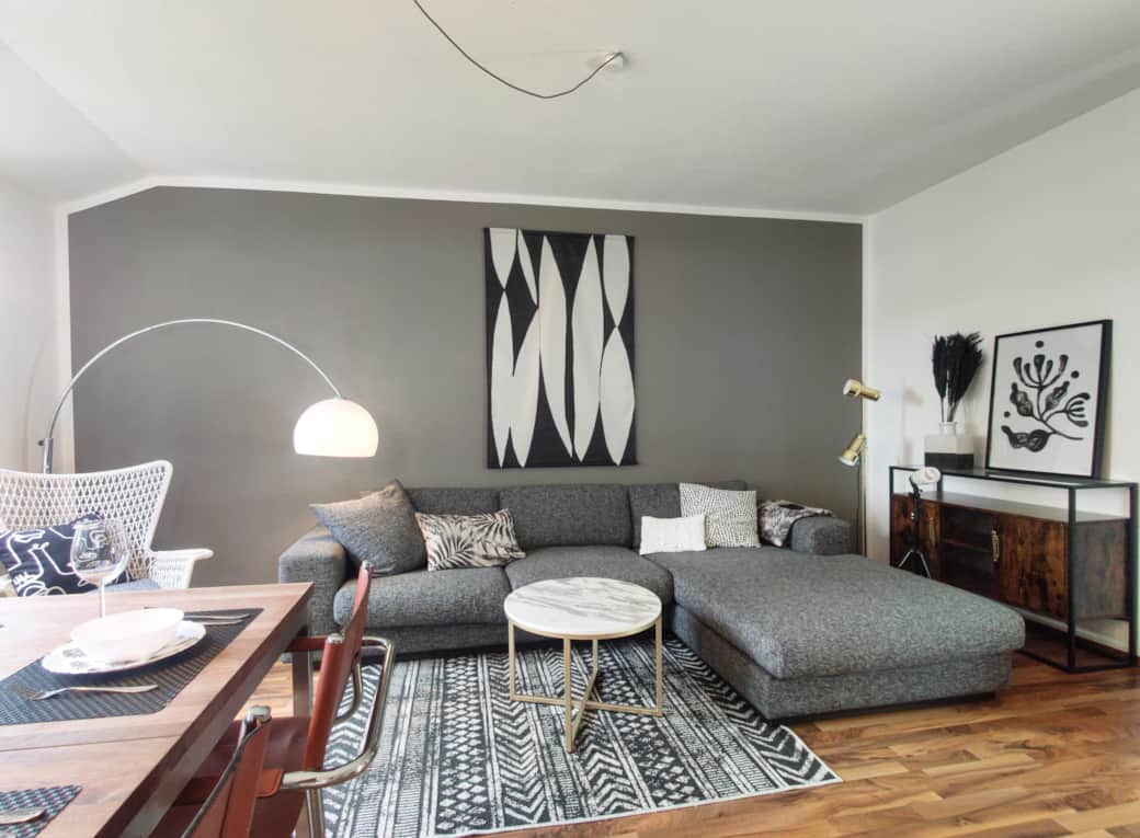 Das Sofa bietet Platz für vier Personen und ist extrem bequem.
