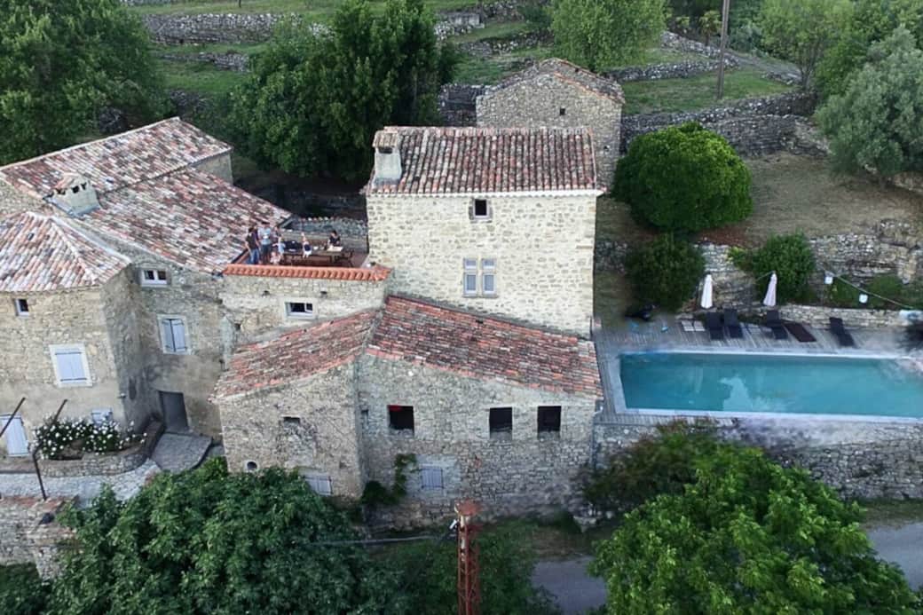Nestled in a small hamlet overlooking the town of Foussignargues, Mas Estrela is an old Cévennes farmhouse built from 1681. Which we are renovating, it is composed of different spaces: swimming pool, relaxation terrace, reading corner.