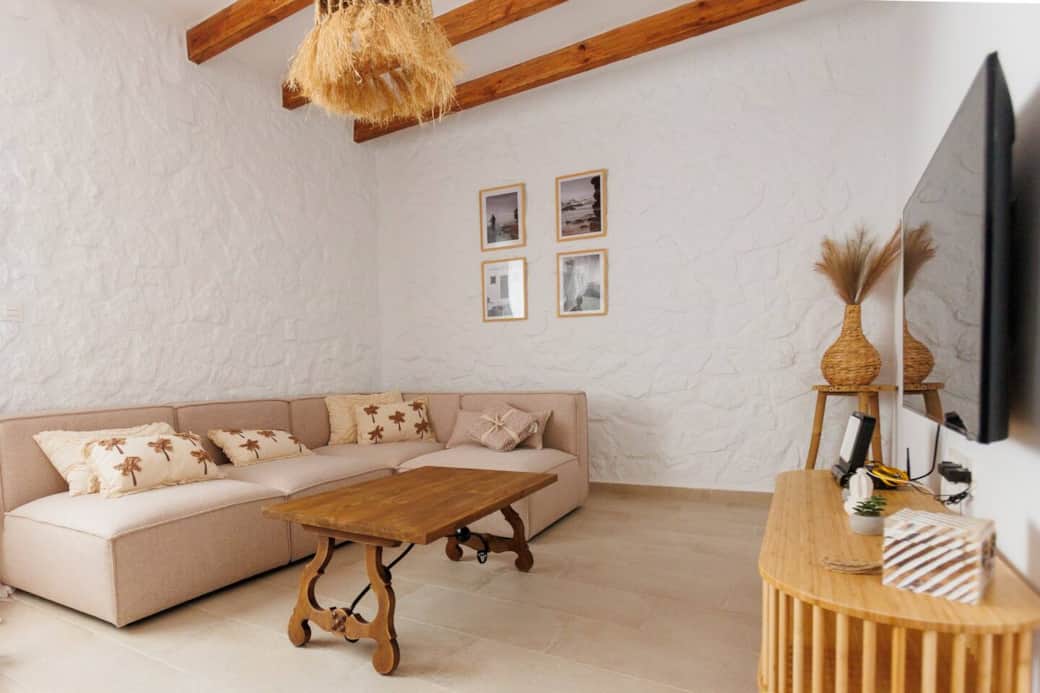 Salón acogedor con techos de madera y zona de TV para el relax