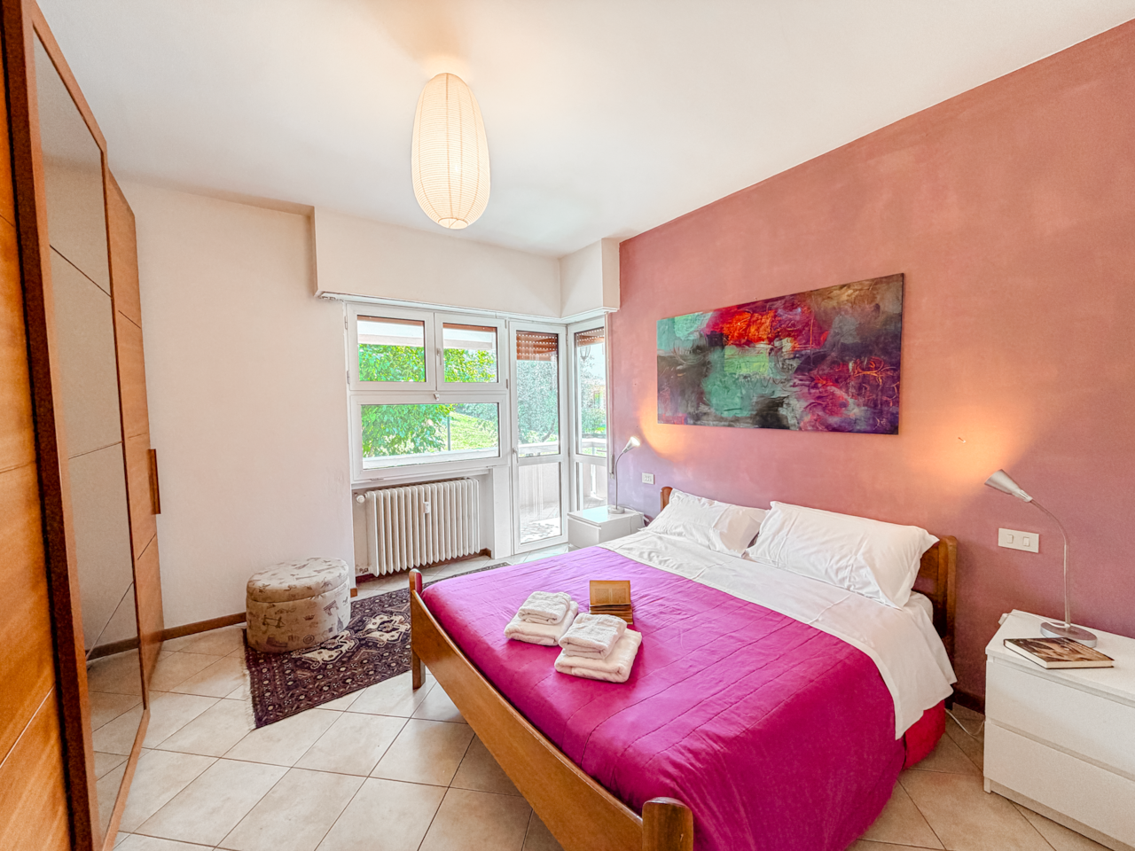 Das große Doppelzimmer mit Balkon und Blick auf den Gemeinschaftsgarten