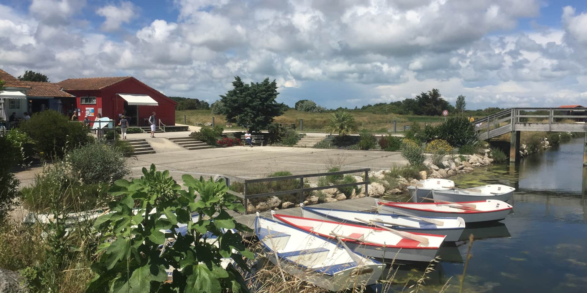 Port des Salines auf der Île d’Oléron mit Salzwiesen und traditionellen Booten