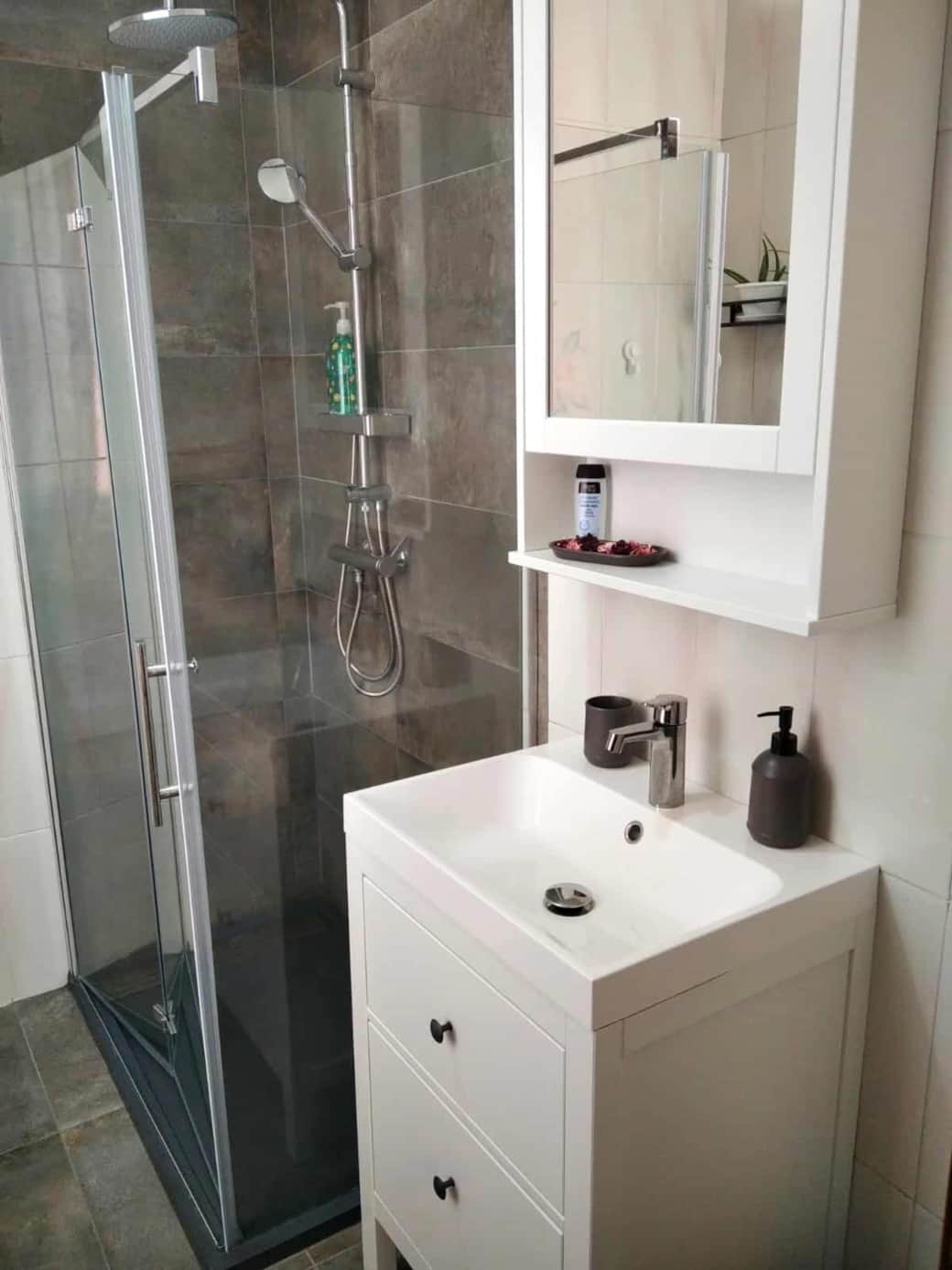 Bagno - lavandino e doccia