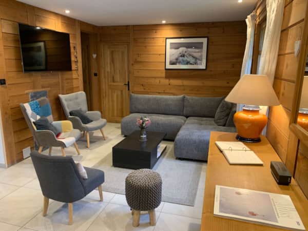 Salon avec poêle à pellets — Chalet Mont Milo Pramorel