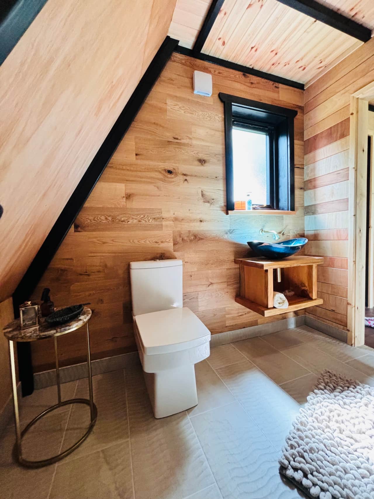 Frida Lodge's bathroom with modern Scandinavian style.