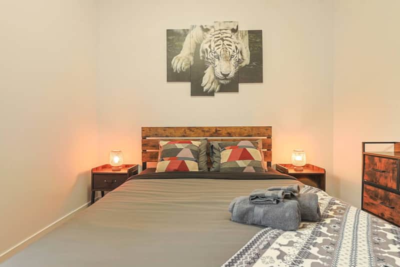 Troisième chambre confortable avec lit queen et télévision