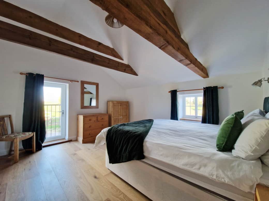 Barn master bedroom 02