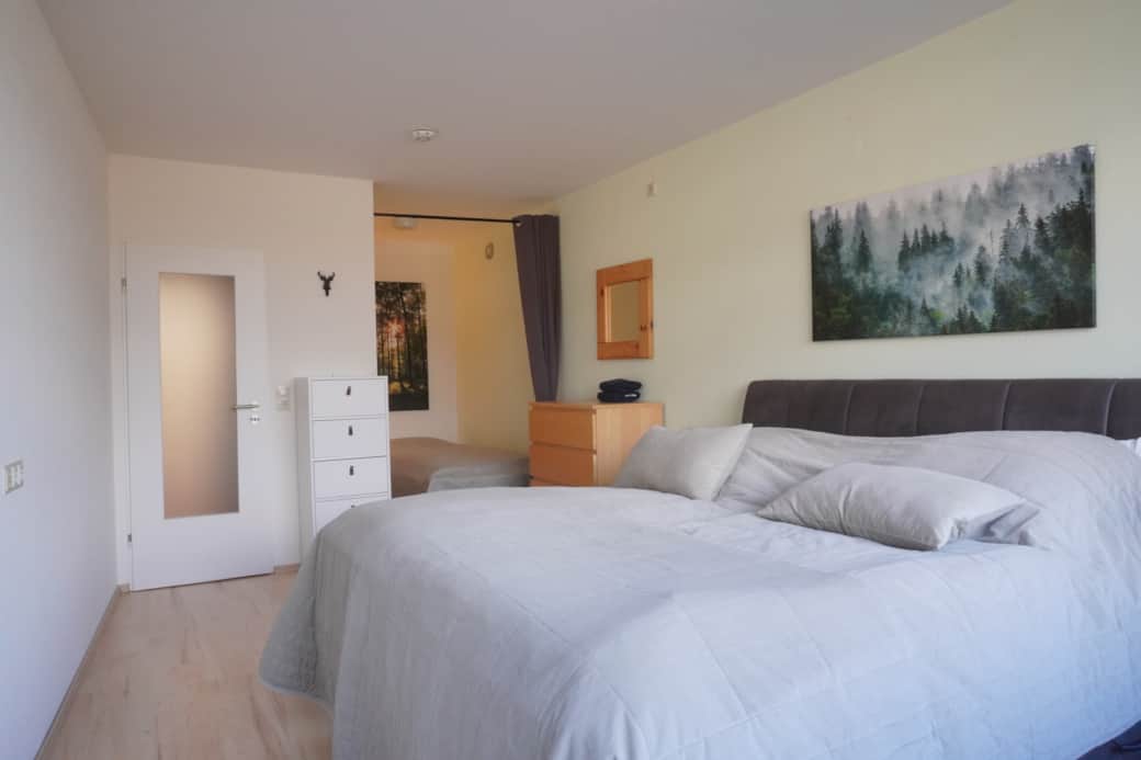 Erstes Schlafzimmer (ein Doppelbett und ein Einzelbett)
