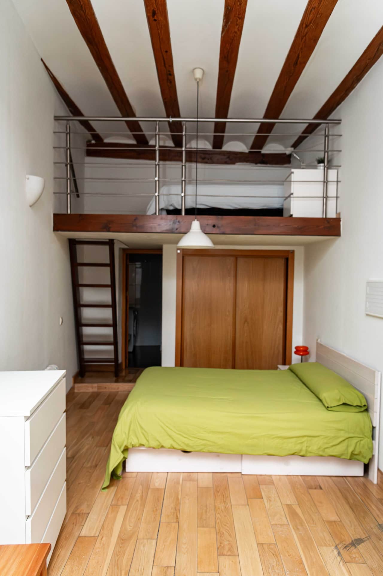 Cama de matrimonio y altillo con la segunda cama