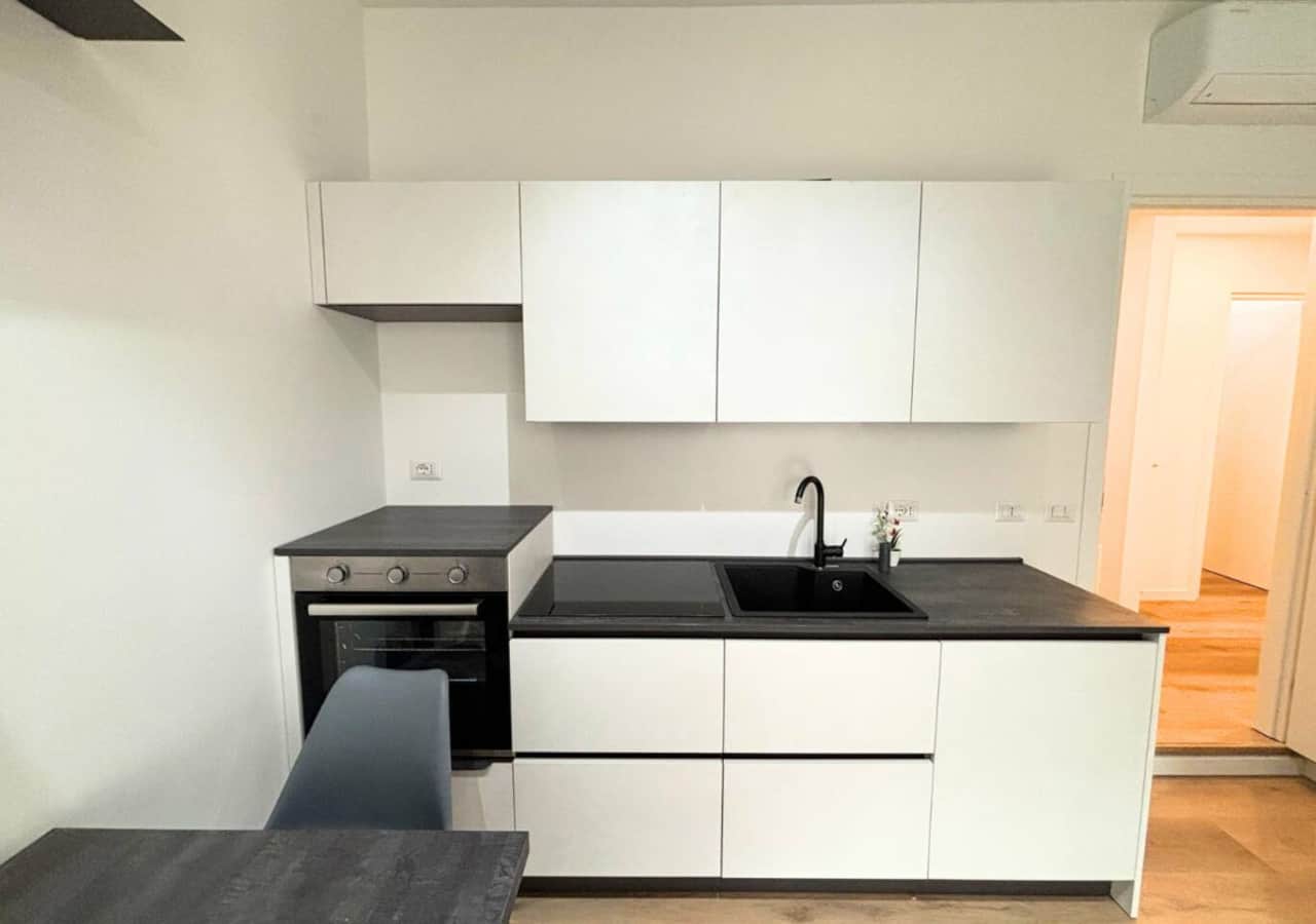Cucina completa dotata di ogni comfort, macchina del caffè, bollitore, microonde, utensili, posate, padelle ecc.