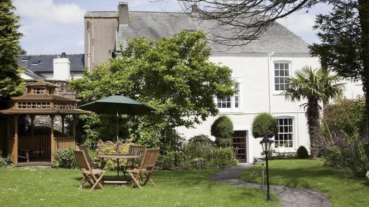 The garden and Lonsdale House building. 