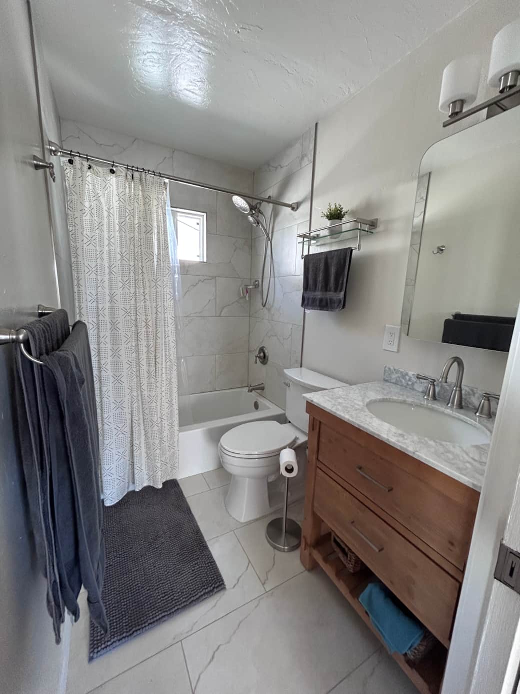 Full Bathroom - Bathtub